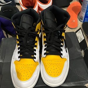 Air Jordan one mid men’s 11 1/2